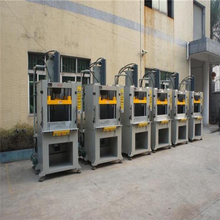 四柱油壓機(jī)